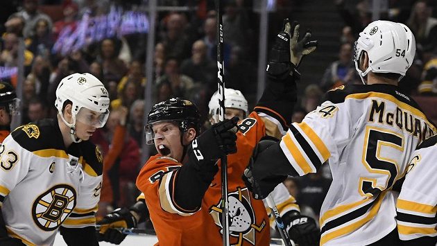 Útočník Anaheimu Ducks Ondřej Kaše slaví gól v utkání NHL proti Bostonu. Útočník Anaheimu Ducks Ondřej Kaše slaví gól v utkání NHL proti Bostonu.