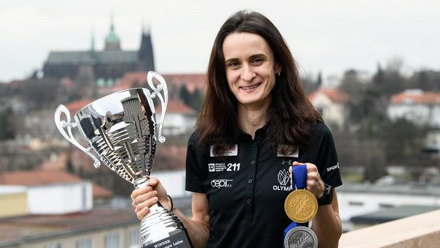 Martina Sáblíková s trofejí za Světový pohár a medailemi z MS Martina Sáblíková s trofejí za Světový pohár a medailemi z MS