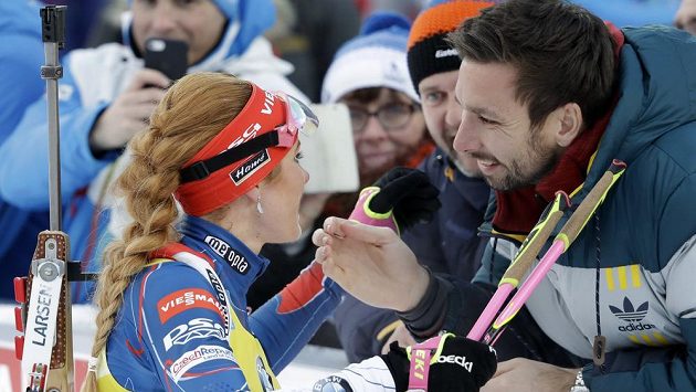 Česká biatlonistka Gabriela Koukalová líbá po druhém místě ve stíhačce v Ruhpoldingu manžela Petra. Česká biatlonistka Gabriela Koukalová líbá po druhém místě ve stíhačce v Ruhpoldingu manžela Petra.