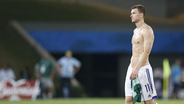 Zklamaný bosenský fotbalista Džeko po výměně dresů na konci prohraného utkání s Nigérií. Zklamaný bosenský fotbalista Džeko po výměně dresů na konci prohraného utkání s Nigérií.