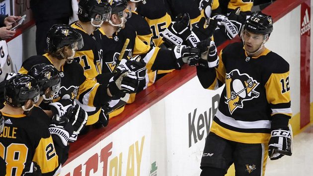 Dominik Simon z Pittsburghu přijímal gratulace od spoluhráčů po gólu Dominik Simon z Pittsburghu přijímal gratulace od spoluhráčů po gólu