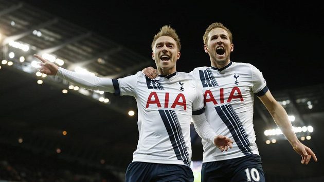 Fotbalisté Tottenhamu Cristian Eriksen (vlevo) s Harrym Kanem oslavují gól do sítě Manchesteru City v 26. kole anglické Premier League. Fotbalisté Tottenhamu Cristian Eriksen (vlevo) s Harrym Kanem oslavují gól do sítě Manchesteru City v 26. kole anglické Premier League.