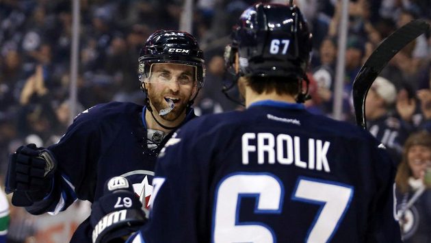 Andrew Ladd jede s gratulací ke gólu vstříc Michaelu Frolíkovi. Andrew Ladd jede s gratulací ke gólu vstříc Michaelu Frolíkovi.