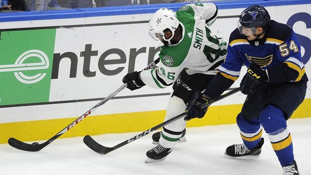 Adam Musil (54) v dresu St. Louis v souboji s Gemelem Smithem (46) z Dallasu. Adam Musil (54) v dresu St. Louis v souboji s Gemelem Smithem (46) z Dallasu.