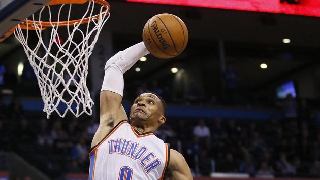 Russell Westbrook (0) z Oklahomy při zápase s New York Knicks, vpravo Kristaps Porzingis (6). Russell Westbrook (0) z Oklahomy při zápase s New York Knicks, vpravo Kristaps Porzingis (6).