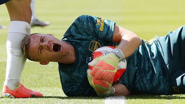 Fotbalisté Arsenalu budou muset dohrát sezonu bez brankáře Bernda Lena. Fotbalisté Arsenalu budou muset dohrát sezonu bez brankáře Bernda Lena.