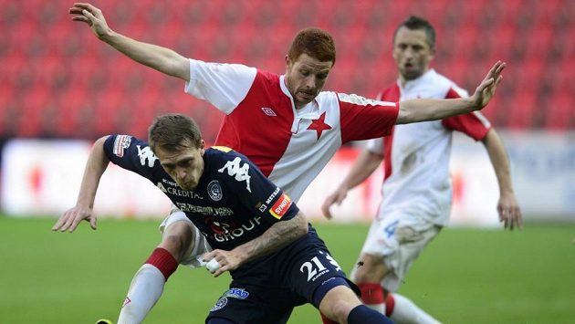 Milan Kerbr ze Slovácka (vlevo) v souboji se slávistickým záložníkem Marcelem Gecovem (uprostřed). Milan Kerbr ze Slovácka (vlevo) v souboji se slávistickým záložníkem Marcelem Gecovem (uprostřed).
