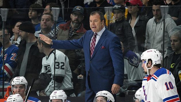 Kouč NY Rangers Alain Vigneault už hokejisty z New Yorku nepovede, po pokažené sezóně u mužstva skončil. Kouč NY Rangers Alain Vigneault už hokejisty z New Yorku nepovede, po pokažené sezóně u mužstva skončil.