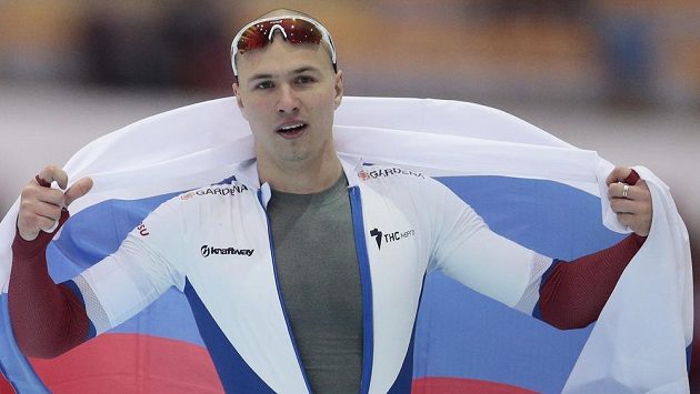 Ruský rychlobruslař Pavel Kuližnikov po triumfu na 500 m při únorovém MS v Kolomně. Ruský rychlobruslař Pavel Kuližnikov po triumfu na 500 m při únorovém MS v Kolomně.