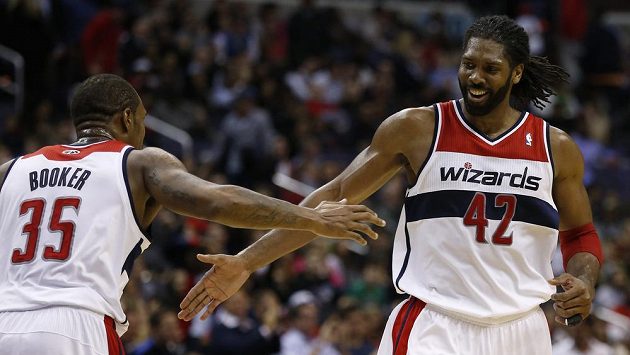 Basketbalisté Washingtonu Nené (vpravo) a Trevor Booker (35) Basketbalisté Washingtonu Nené (vpravo) a Trevor Booker (35)