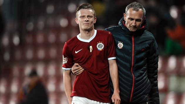 Zraněný záložník Sparty Praha Ladislav Krejčí se zranil v utkání s Brnem. Zraněný záložník Sparty Praha Ladislav Krejčí se zranil v utkání s Brnem.