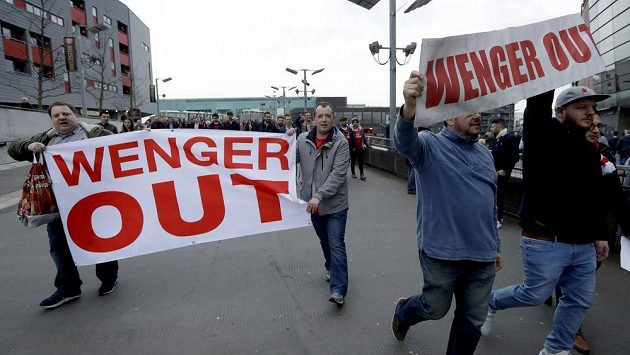 Fanoušci Arsenalu mají jasno, francouzský manažer Arséne Wenger by se měl z klubu poroučet. Nejlépe ihned. Fanoušci Arsenalu mají jasno, francouzský manažer Arséne Wenger by se měl z klubu poroučet. Nejlépe ihned.