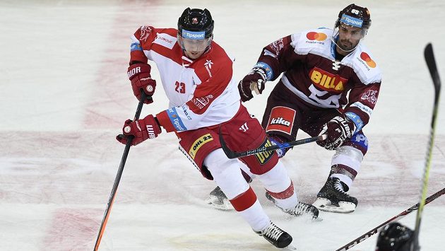 Zleva Jiří Ondrušek z Olomouce a Michal Řepík ze Sparty v duelu 48. kola extraligy. Zleva Jiří Ondrušek z Olomouce a Michal Řepík ze Sparty v duelu 48. kola extraligy.