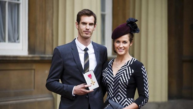 Andy Murray s přítelkyní Kim Searsovou po čtvrtečním převzetí Řádu britského impéria. Andy Murray s přítelkyní Kim Searsovou po čtvrtečním převzetí Řádu britského impéria.