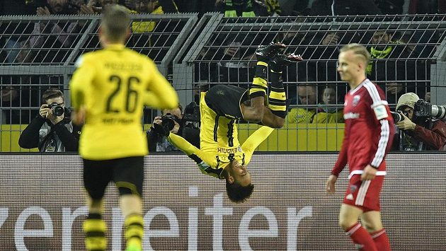 Pierre-Emerick Aubameyang z Dortmundu slaví svým typickým způsobem gól do sítě Ingolstadtu. Pierre-Emerick Aubameyang z Dortmundu slaví svým typickým způsobem gól do sítě Ingolstadtu.