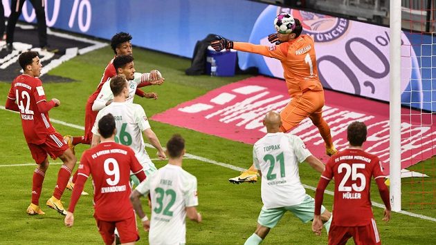 Fotbalista Bayernu Mnichov Kingsley Coman překonává gólmana Werderu Jiřího Pavlenku. Fotbalista Bayernu Mnichov Kingsley Coman překonává gólmana Werderu Jiřího Pavlenku.