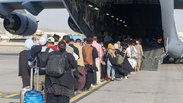 Záchranné akce pokračují, z Afghánistánu prchá řada lidí. Ilustrační foto Záchranné akce pokračují, z Afghánistánu prchá řada lidí. Ilustrační foto