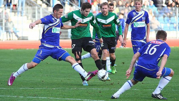 Zleva Adnan Zukič z Ústí nad Labem, Vojtěch Kubista a Karel Piták z Jablonce a ústečtí hráči Jan Peterka a Michal Zeman v odvetném utkání osmifinále fotbalového Poháru České pošty. Zleva Adnan Zukič z Ústí nad Labem, Vojtěch Kubista a Karel Piták z Jablonce a ústečtí hráči Jan Peterka a Michal Zeman v odvetném utkání osmifinále fotbalového Poháru České pošty.