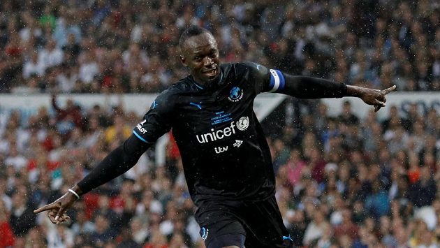 Usain Bolt se raduje z gólu v exhibici na Old Trafford. Sudí však branku nakonec neuznal. Usain Bolt se raduje z gólu v exhibici na Old Trafford. Sudí však branku nakonec neuznal.