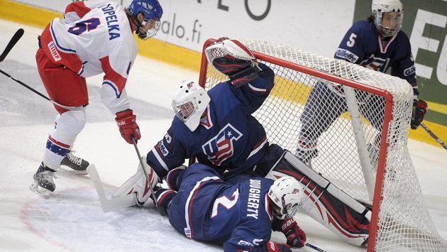 Lukáš Vopelka (vlevo) před americkým brankářem Alexanderem Nedeljkovicem, kterému ve finále MS pomohli Jack Dougherty a Brandon Fortunato. Lukáš Vopelka (vlevo) před americkým brankářem Alexanderem Nedeljkovicem, kterému ve finále MS pomohli Jack Dougherty a Brandon Fortunato.