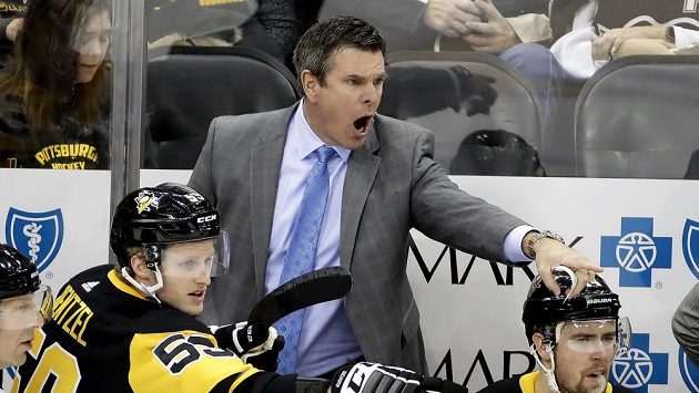 Trenér Pittsburghu Mike Sullivan (na snímku) prodloužil kontrakt s Penguins do sezony 2023/2024. Trenér Pittsburghu Mike Sullivan (na snímku) prodloužil kontrakt s Penguins do sezony 2023/2024.