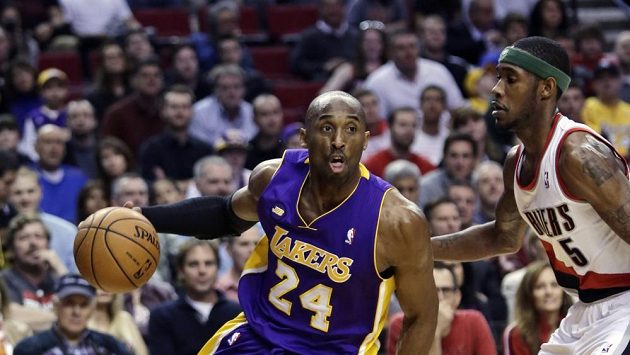 Na výhře Lakers 113:106 se Kobe Bryant (vlevo) podílel 47 body, což je jeho nejlepší střelecký výkon v sezóně. Na výhře Lakers 113:106 se Kobe Bryant (vlevo) podílel 47 body, což je jeho nejlepší střelecký výkon v sezóně.