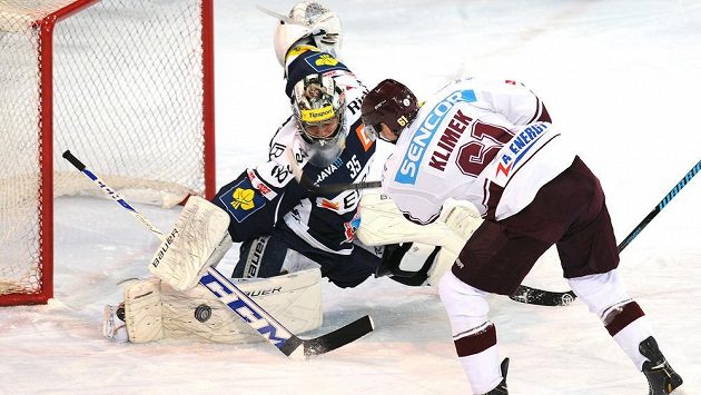 Sparťanský útočník Lukáš Klimek (vpravo) se snaží prostřelit vítkovického brankáře Filipa Šindeláře. Sparťanský útočník Lukáš Klimek (vpravo) se snaží prostřelit vítkovického brankáře Filipa Šindeláře.