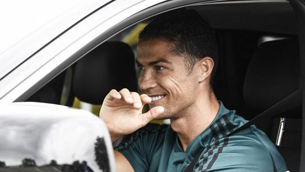 Hvězdný fotbalista Cristiano Ronaldo se po deseti týdnech připojil k Juventusu, před návratem do tréninku absolvuje zdravotní testy. Hvězdný fotbalista Cristiano Ronaldo se po deseti týdnech připojil k Juventusu, před návratem do tréninku absolvuje zdravotní testy.