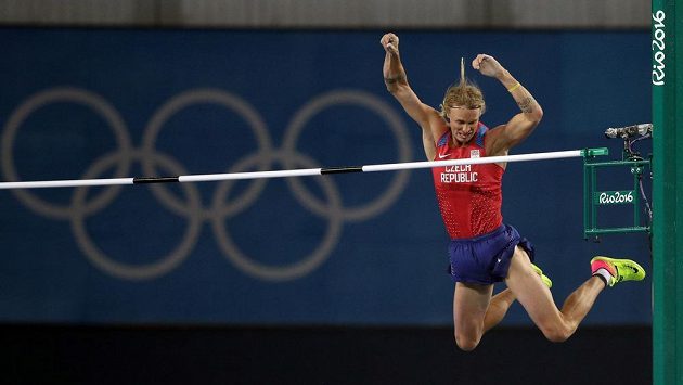 Tyčkař Michal Balner zdolává ve finále laťku ve výšce 550 cm. Tyčkař Michal Balner zdolává ve finále laťku ve výšce 550 cm.