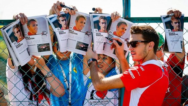 Jules Bianchi se v Suzuce takto podepisoval japonským fanouškům. Jules Bianchi se v Suzuce takto podepisoval japonským fanouškům.
