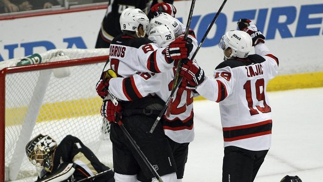 Hokejisté New Jersey se radují z vyrovnávacího gólu proti Anaheimu. Zleva Dainius Zubrus, Patrik Eliáš, Jaromír Jágr a Travis Zajac. Hokejisté New Jersey se radují z vyrovnávacího gólu proti Anaheimu. Zleva Dainius Zubrus, Patrik Eliáš, Jaromír Jágr a Travis Zajac.