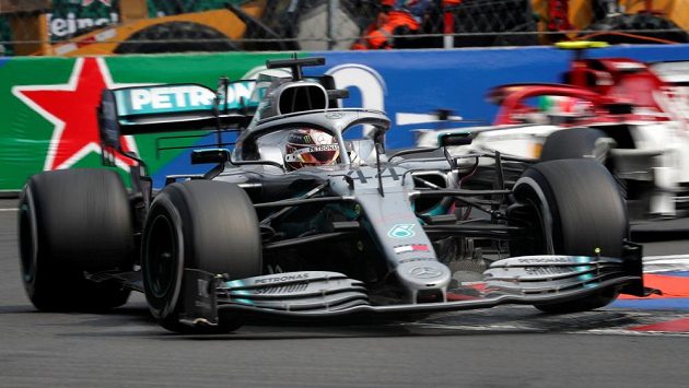 Lewis Hamilton s mercedesem na trati Velké ceny Mexika. Lewis Hamilton s mercedesem na trati Velké ceny Mexika.