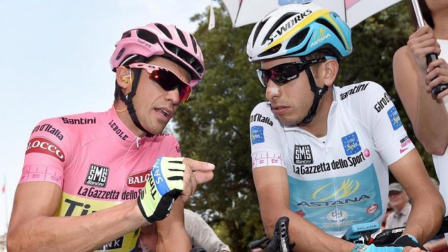 Španěl Alberto Contador (vlevo) a Ital Fabio Aru před startem 6. etapy Giro d'Italia. Španěl Alberto Contador (vlevo) a Ital Fabio Aru před startem 6. etapy Giro d'Italia.