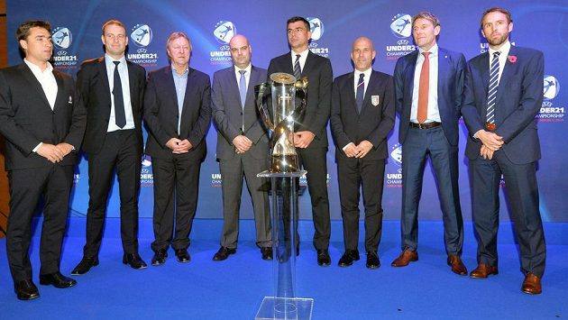 Německý kouč Horst Hrubesch (třetí zleva) nechyběl při nedávném losu ME. Na snímku jsou i (zleva) Rui Jorge (Portugalsko), Jess Thorup (Dánsko), Jakub Dovalil (ČR), Radovan Ćirčić (Srbsko), Luigi Di Biagio (Itálie), Hakan Ericson (Švédsko) a Gareth Southgate (Anglie). Německý kouč Horst Hrubesch (třetí zleva) nechyběl při nedávném losu ME. Na snímku jsou i (zleva) Rui Jorge (Portugalsko), Jess Thorup (Dánsko), Jakub Dovalil (ČR), Radovan Ćirčić (Srbsko), Luigi Di Biagio (Itálie), Hakan Ericson (Švédsko) a Gareth Southgate (Anglie).