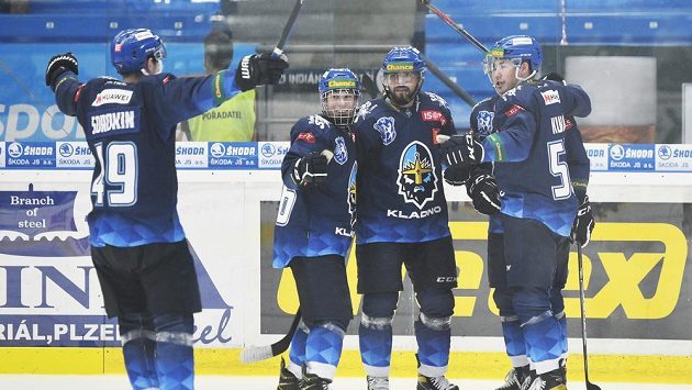 Hokejisté Kladna během pohárového utkání v Plzni. Hokejisté Kladna během pohárového utkání v Plzni.