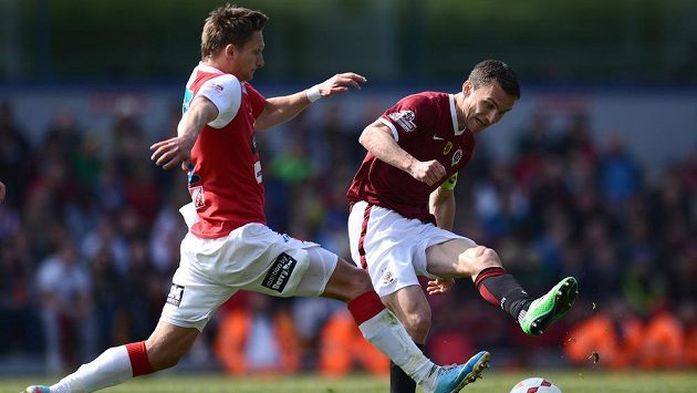 Slávista Milan Škoda (vlevo) se snaží zblokovat přihrávku sparťana Davida Lafaty. Slávista Milan Škoda (vlevo) se snaží zblokovat přihrávku sparťana Davida Lafaty.