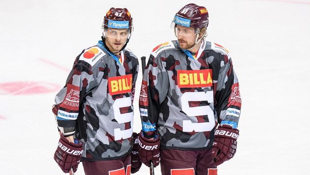 Hokejisté Sparty Praha Jan Buchtele (vlevo) a Jan Švrček během extraligového utkání s Vítkovicemi. Hokejisté Sparty Praha Jan Buchtele (vlevo) a Jan Švrček během extraligového utkání s Vítkovicemi.