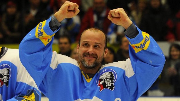 Plzeňský kapitán Martin Straka se raduje z postupu do finále extraligy. Plzeňský kapitán Martin Straka se raduje z postupu do finále extraligy.