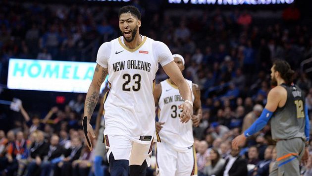Anthony Davis z New Orleans reaguje po „trojce" proti Oklahomě. Anthony Davis z New Orleans reaguje po „trojce" proti Oklahomě.