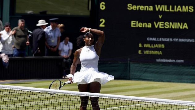 Serena Williamsová slaví postup do finále Wimbledonu. Serena Williamsová slaví postup do finále Wimbledonu.