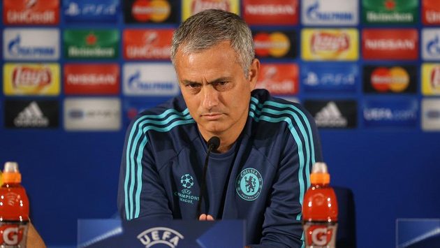 Kouč Chelsea Jose Mourinho nezažívá dobré období. Kouč Chelsea Jose Mourinho nezažívá dobré období.