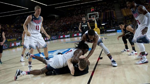 Američan Kenneth Faried (7) na zemi úporně bojuje s Novozélanďanem Thomasem Abercrombiem v utkání MS ve Španělsku. Američan Kenneth Faried (7) na zemi úporně bojuje s Novozélanďanem Thomasem Abercrombiem v utkání MS ve Španělsku.