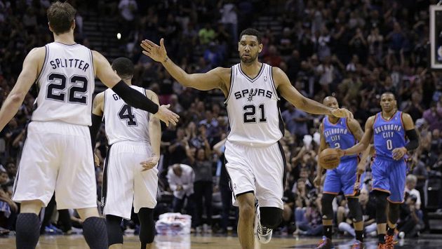 Basketbalisté San Antonia Tim Duncan (vpravo) a Tiago Splitter v zápase s Oklahomou. Basketbalisté San Antonia Tim Duncan (vpravo) a Tiago Splitter v zápase s Oklahomou.
