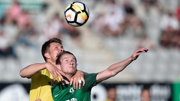 Střele karvinského gólu Pavel Dreksa v hlavičkovém souboji s jabloneckým střelcem Janem Chramostou. Střele karvinského gólu Pavel Dreksa v hlavičkovém souboji s jabloneckým střelcem Janem Chramostou.