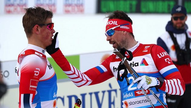 Nor Johannes Hösflot Klaebo (vlevo) a Sergej Usťugov z Ruska v konfliktní situaci v cíli. Nor Johannes Hösflot Klaebo (vlevo) a Sergej Usťugov z Ruska v konfliktní situaci v cíli.