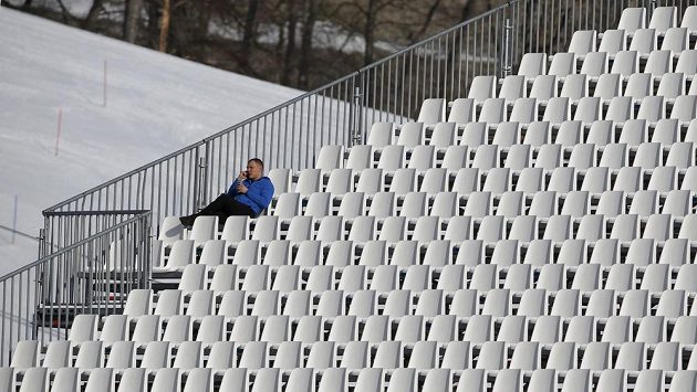 Poloprázdné až opuštěné tribuny při některých méně populárních disciplínách na ZOH pořadatele trápí. Poloprázdné až opuštěné tribuny při některých méně populárních disciplínách na ZOH pořadatele trápí.