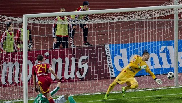 David Bartek z Bohemians (vlevo dole) překonává brankáře Dukly Filipa Radu. David Bartek z Bohemians (vlevo dole) překonává brankáře Dukly Filipa Radu.