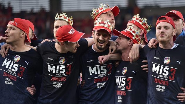 Plzeňští fotbalisté (zleva) Stanislav Tecl, Jan Chramosta, Marián Čišovský, Milan Petržela a Ondřej Vaněk během oslav zisku mistrovského titulu. Plzeňští fotbalisté (zleva) Stanislav Tecl, Jan Chramosta, Marián Čišovský, Milan Petržela a Ondřej Vaněk během oslav zisku mistrovského titulu.