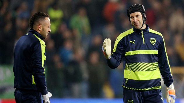 Petr Čech (vpravo) při rozcvičení s Davidem Ospinou před utkáním s Ludogorcem Razgrad. Petr Čech (vpravo) při rozcvičení s Davidem Ospinou před utkáním s Ludogorcem Razgrad.
