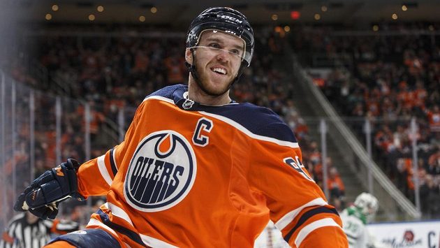 Edmontonský Connor McDavid oslavuje gól proti Dallasu Stars. Edmontonský Connor McDavid oslavuje gól proti Dallasu Stars.